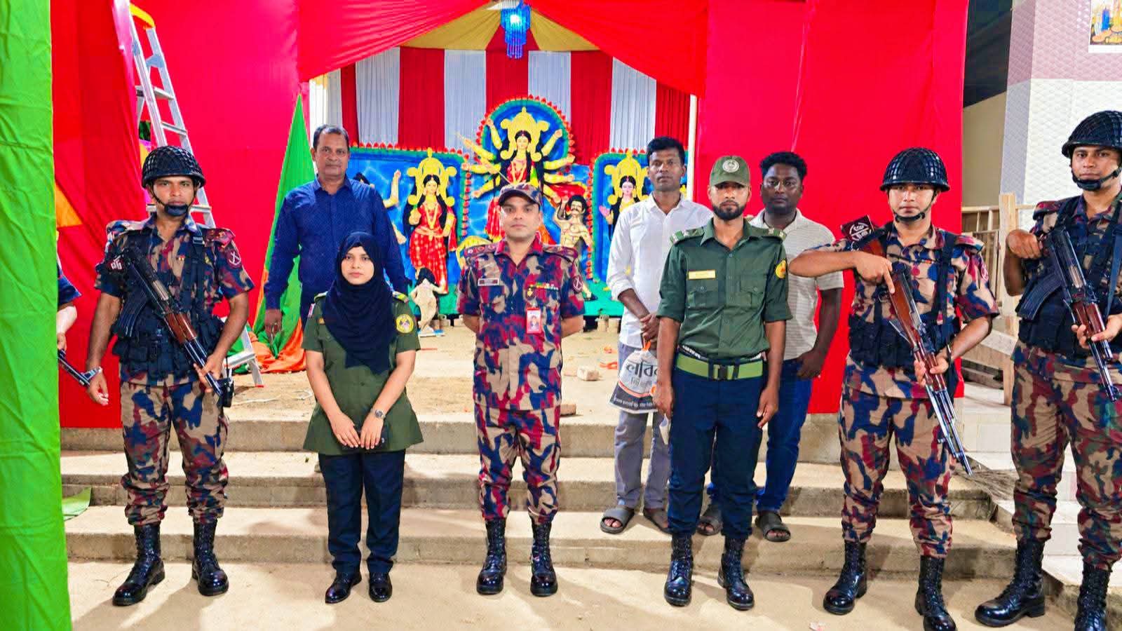 নওগাঁর শারদীয় দুর্গাপূজা উপলক্ষে ৫৫ টি পূজামণ্ডপের নিরাপত্তা রক্ষায় ১৪ বিজিবির স্ট্রাইকিং ফোর্স।