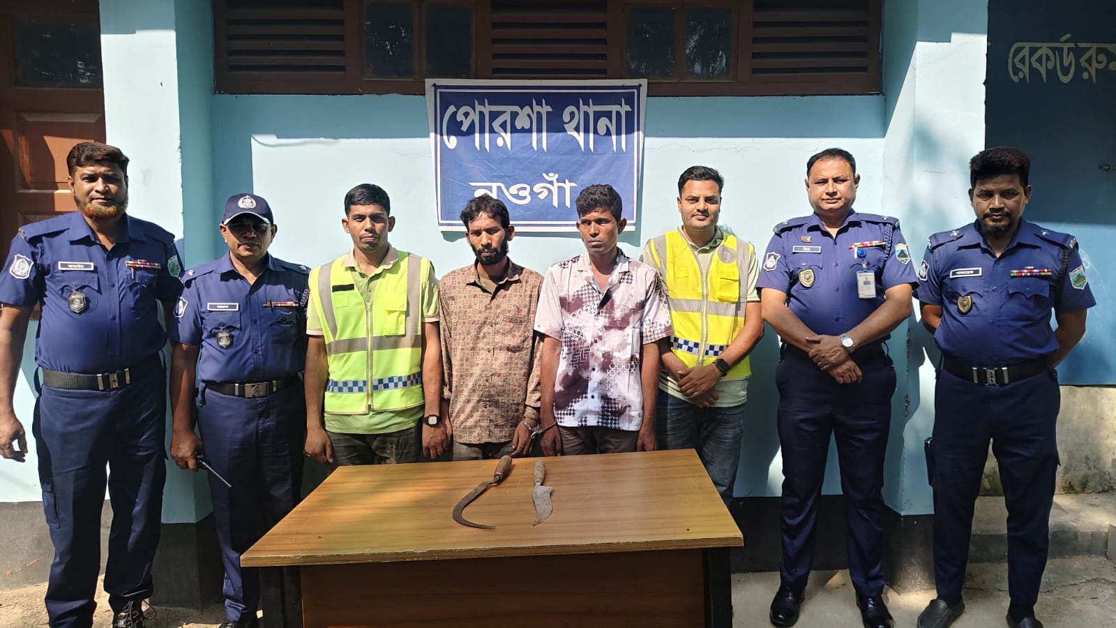 নওগাঁর পোরশায় পূজার ছুটিতে বাড়ি আসার পথে গ্রামের রাস্তায় দস্যুতা ঘটনা শনাক্ত ও কুখ্যাত আন্তজেলা ডাকাত ০২ গ্রেফতার।