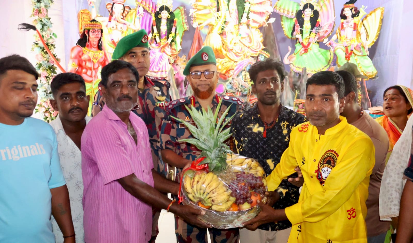 হিলিতে দুর্গাপূজা মণ্ডপ পরিদর্শনে বিজিবির সেক্টর কমান্ডার, ১ হাজার ৯টি মণ্ডপের নিরাপত্তায় ১৩৫ প্লাটুন মোতায়েন