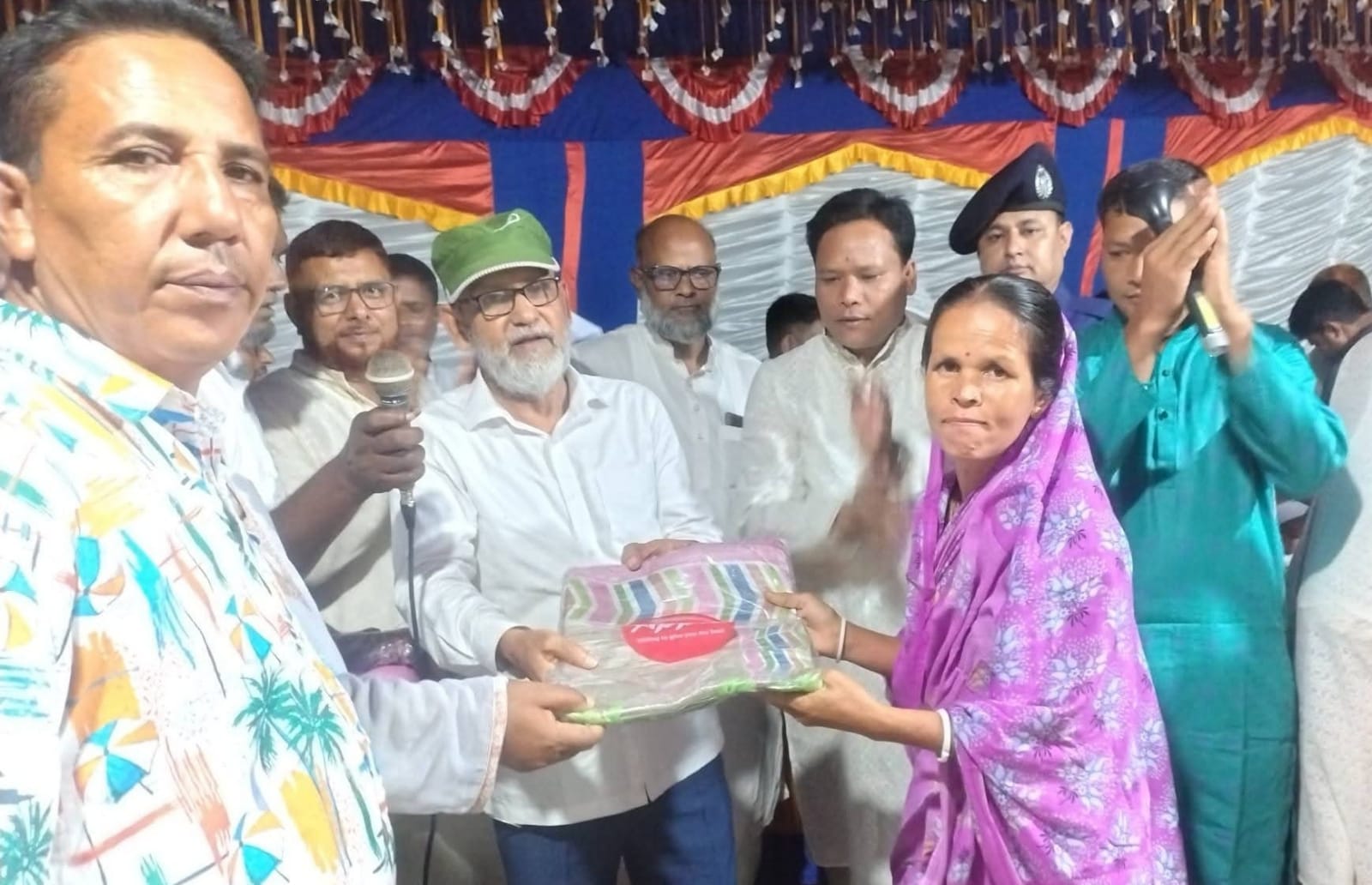 ওগাঁর পোরশায় বিভিন্ন পূজামন্ডপ পরিদর্শন করলেন সংসদ সদস্য মোস্তাফিজুর রহমান।