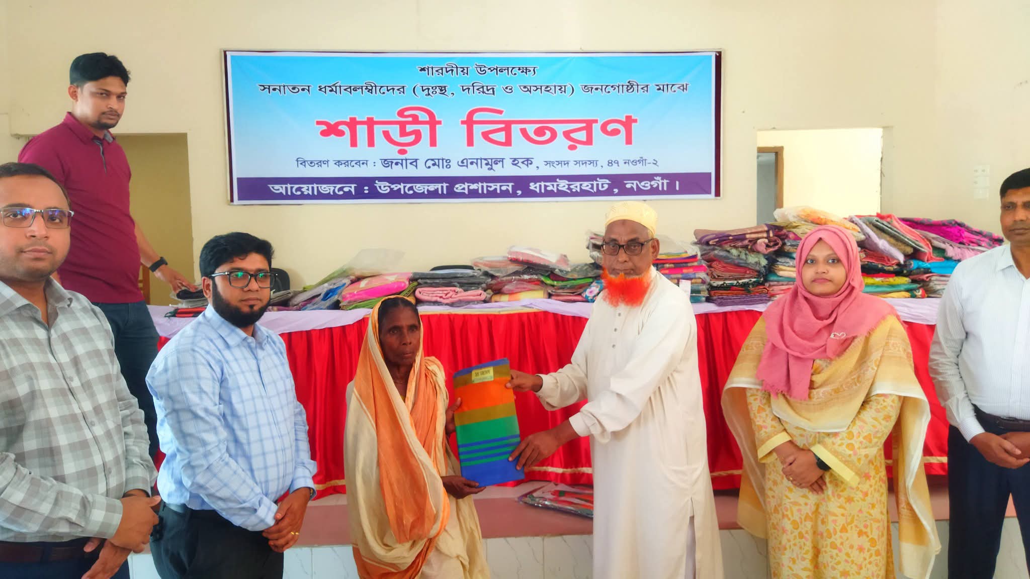 datetiধামইর হাটে শারদীয় দুর্গাপূজার উপলক্ষে অসহায় হিন্দুসম্প্রদায়ে মাঝে শাডী বিতরন