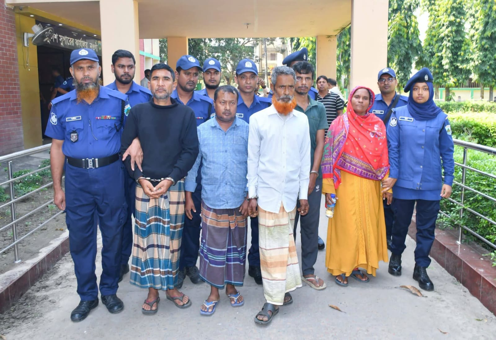 নওগাঁর ধামইরহাটে ছোট ভাই ও ভাবীর লোভের চক্রান্তে উদঘাটন,গ্রেফতার পাঁচ।