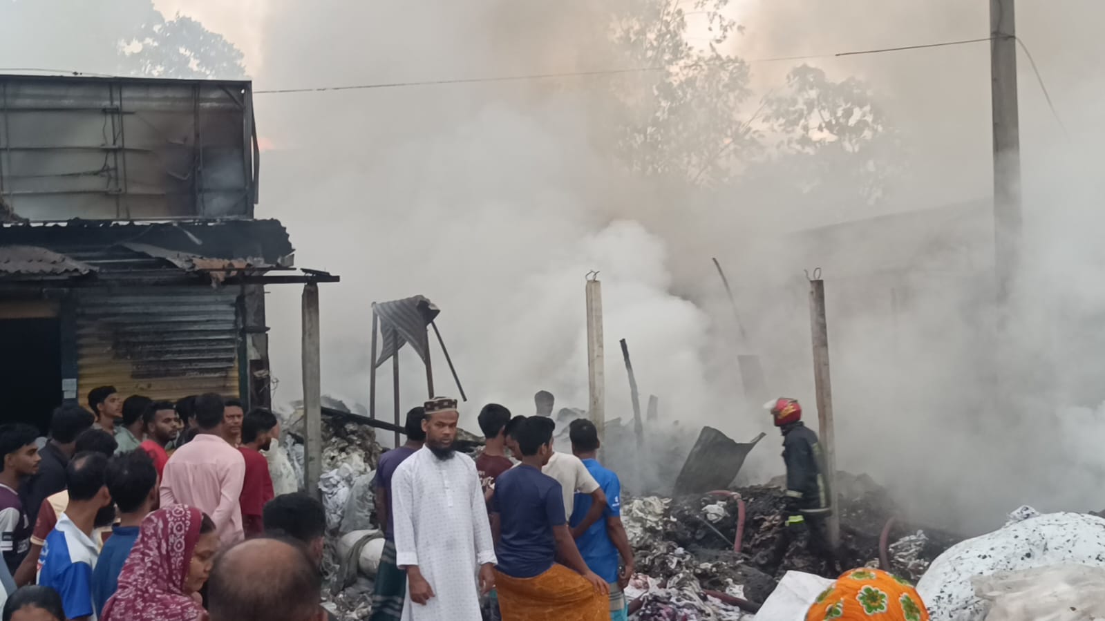 শ্রীপুরে মধ্যে রাতে মসজিদ সহ বেশ কয়েকটি দোকান আগুনে পুড়ে ছাই