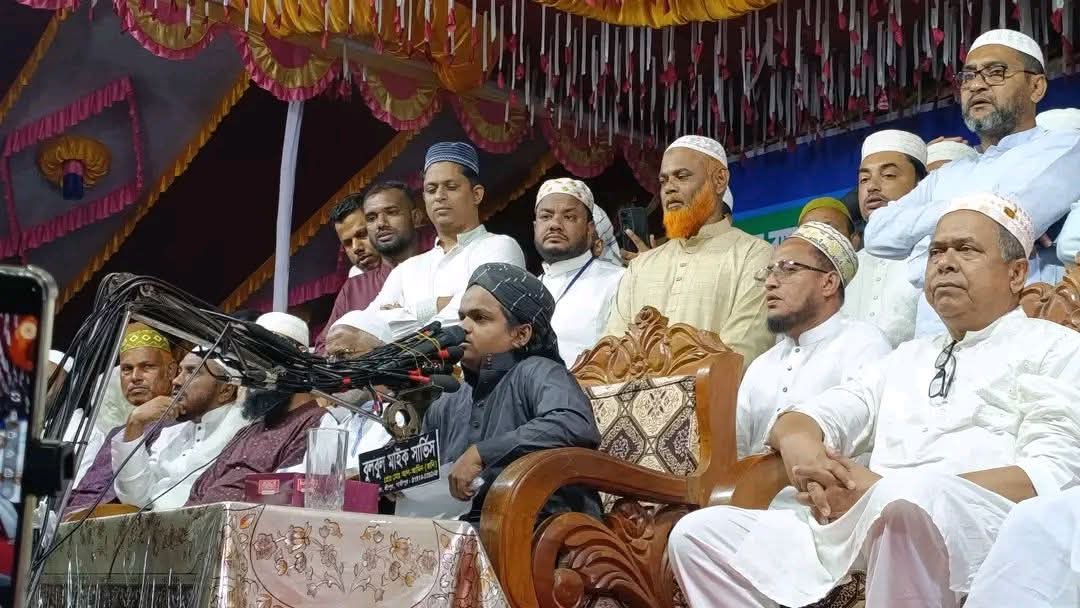 শ্রীপুরে ওয়াজ মাহফিলে সংসদ সদস্য অধ্যাপক ডাঃ এস এম রফিকুল ইসলাম বাচ্চুকে বিশেষ পাগড়ী পরিয়ে দিলেন আলেম ওলামারা