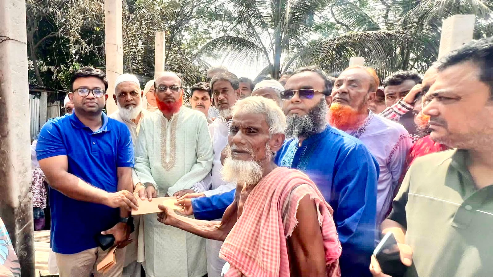 সিরাজদিখানে আগুনে পুড়ল ৫ বসতঘর, ক্ষতিগ্রস্তদের পাশে এমপি ও প্রশাসনঃ