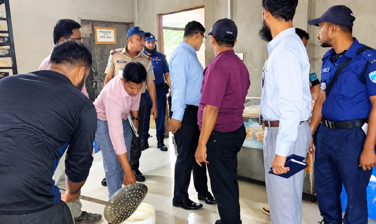 অস্বাস্থ্যকর পরিবেশে মিষ্টি-বেকারি পণ্য তৈরি, লাখ টাকা জরিমানা